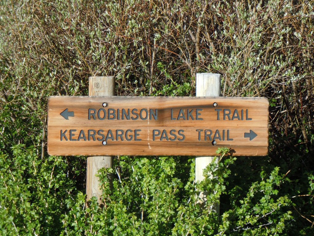 Kearsarge Pass Trailhead marker